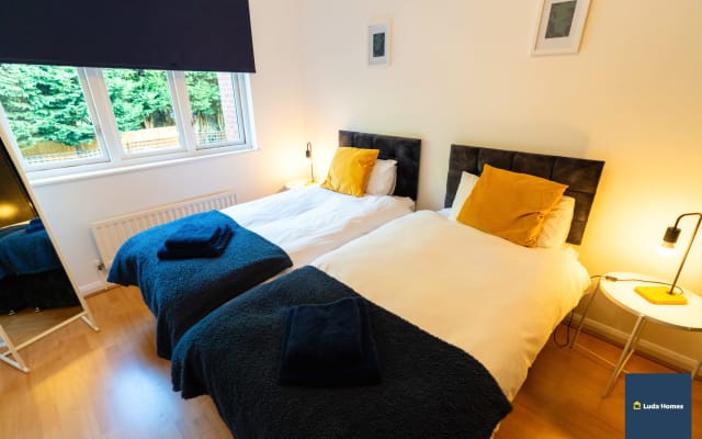 Camberley/ Sleeps 8 / Next to Hospital w/ Parking