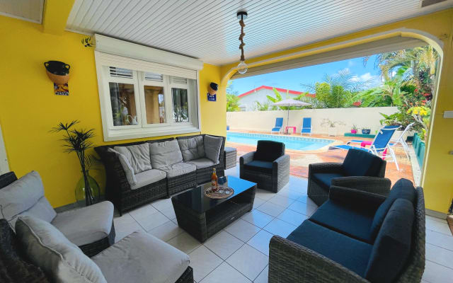 casa tropical 100 m da praia piscina praia nas proximidades