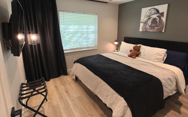 Renting Sunrise. King bed, 1 bathroom.