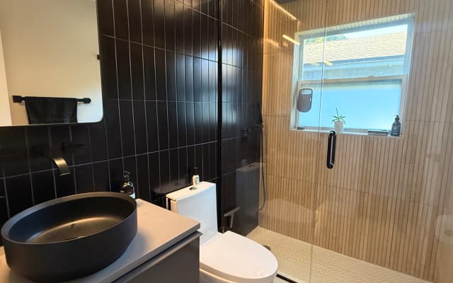 Renting Sunrise. King bed, 1 bathroom.
