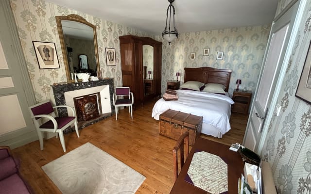Superb little manor house, completely renovated, offering 3 guest...
