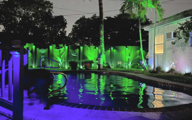 Entire place 1/1 downtown Hollywood 1 mile from the beach