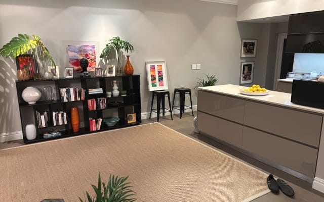 Ein Zimmer in einem Haus, das sich in einem privaten...
