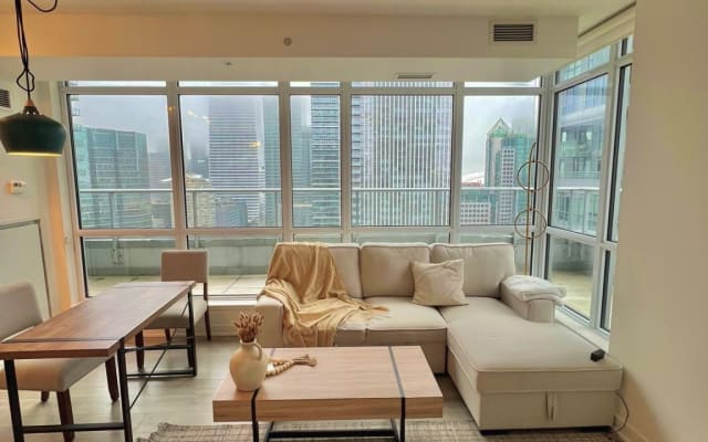Downtown Toronto Luxury Condo - Entire 1BR, Free Parking, Balcony