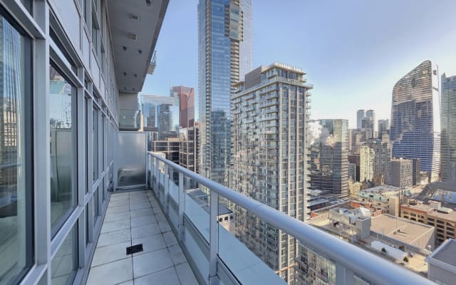 Downtown Toronto Luxury Condo - Entire 1BR, Free Parking, Balcony