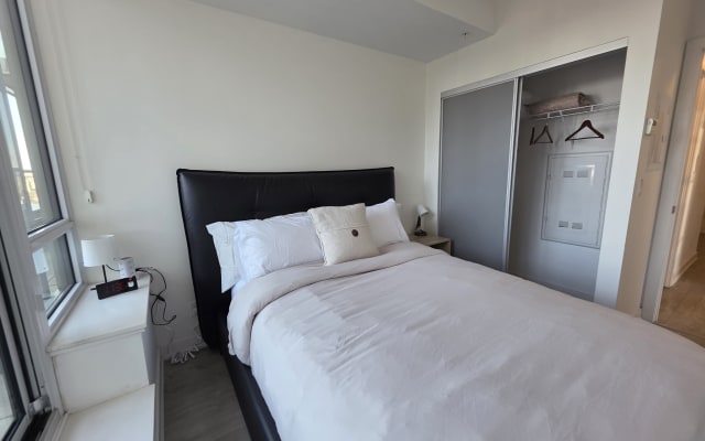 Downtown Toronto Luxury Condo - Entire 1BR, Free Parking, Balcony - Picture 15