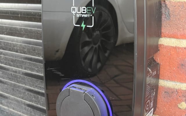 Ian's listing on misterb&b - EV charging point (additional cost) on private driveway 
