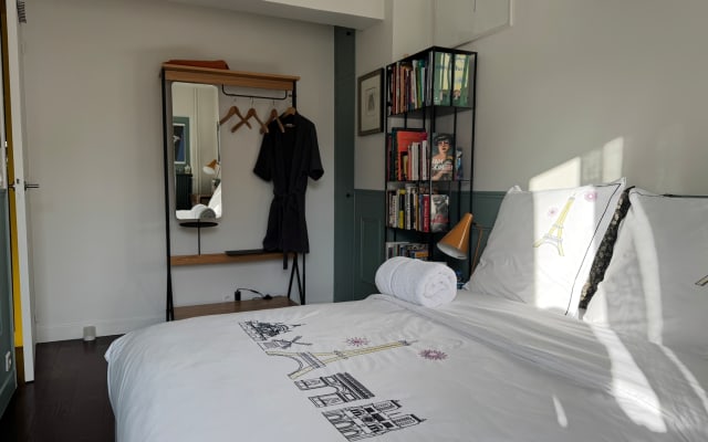 Large private room with balcony in central Paris