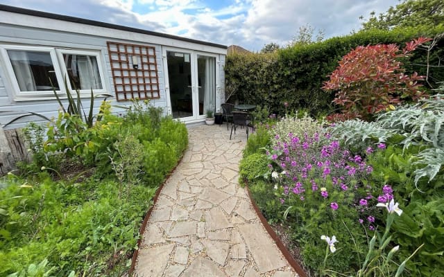 Fabulous 1 double bed studio, 5 min from the sea.