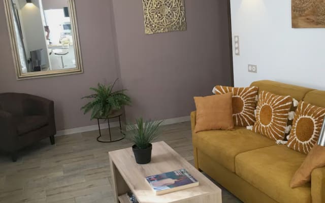 Dominiques Inserat auf misterb&b - Salon avec canapé-lit 2 personnes, TV avec Netflix - Living room with a double sofa bed and a TV with Netflix