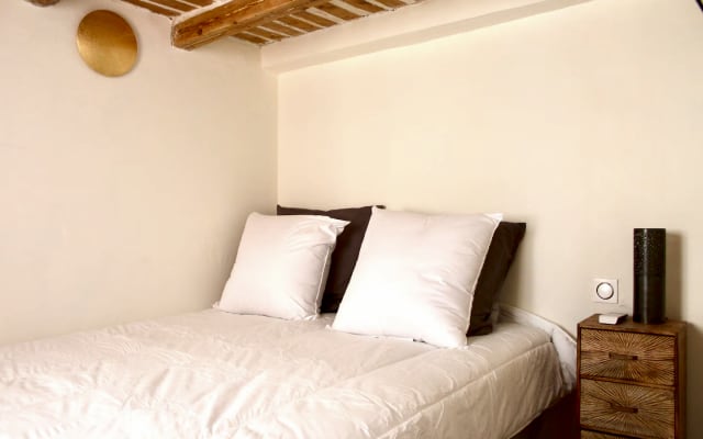 Dominiques Inserat auf misterb&b - Chambre 1 avec lit pour 2 personnes et typique plafond à la française - Room 1 with a double bed and a typical French-style ceiling
