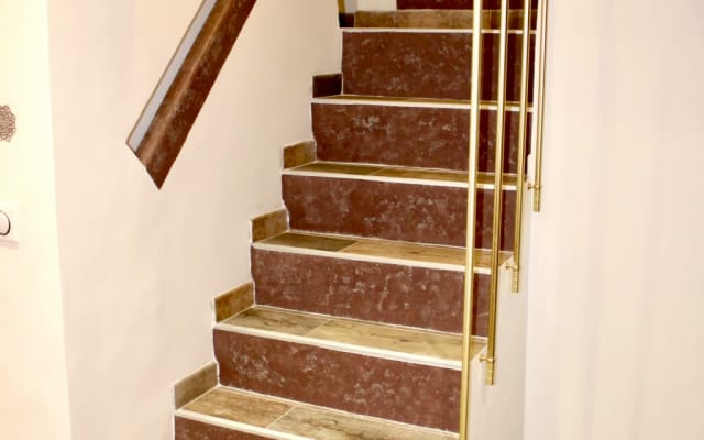 Dominiques Inserat auf misterb&b - Escaliers menant à la chambre 2 et à la salle de bains et WC - Stairs leading to bedroom 2 and the bathroom and toilet