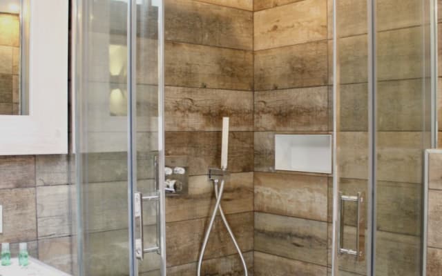 Dominiques Inserat auf misterb&b - Douche à l'italienne avec plafond de douche avec pluie - Walk-in shower with rain shower head