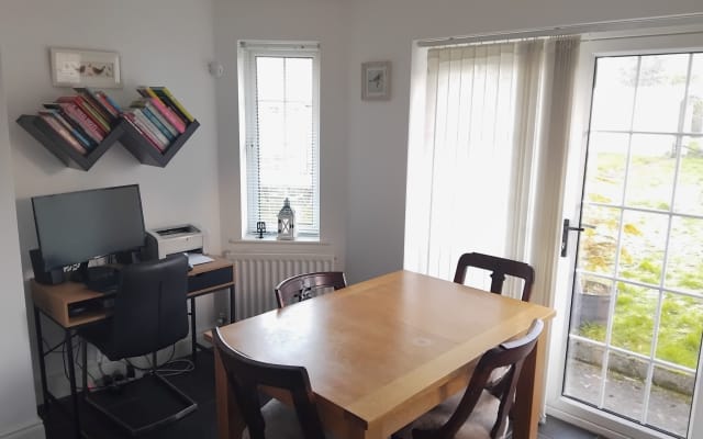 Sth Dublin, 2 rooms available, One Double and one with 2 single bed