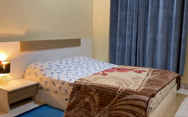 Schöne Wohnung mit einem süßen schwarzen Jungen