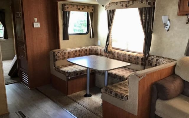Hike, Enjoy Nature and the Ocean ten minutes from the City in own RV