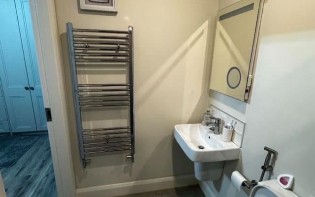 Quarto com casa de banho privativa disponível para alugar em minha casa com casa de banho própria - Foto 5