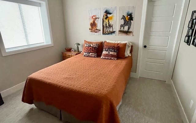 Spacious bedroom in quiet wooded neighborhood— Orange Room