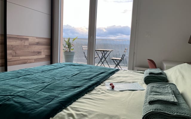 Single bedroom and bathroom with balcony and Sainte-Victoire view