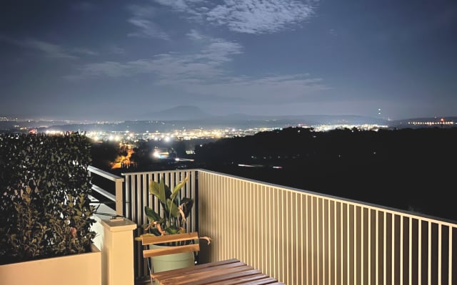 Single bedroom and bathroom with balcony and Sainte-Victoire view