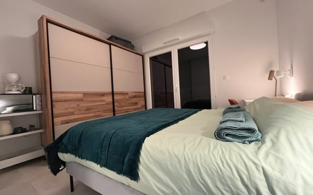 Single bedroom and bathroom with balcony and Sainte-Victoire view - Picture 8