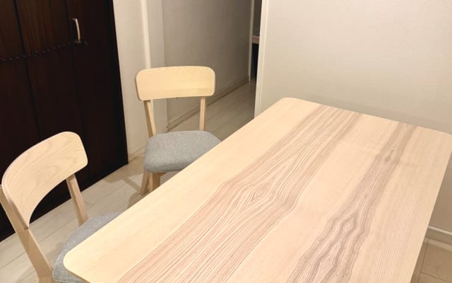 Junyas Inserat auf misterb&b - Please use the dining table for meals. It can also be used as a desk for remote work!