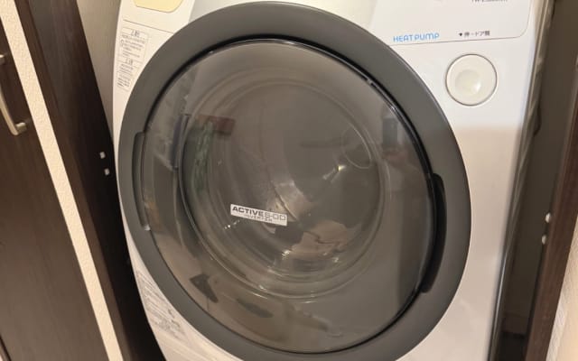 Junyas Inserat auf misterb&b - The washing machine is available for use at any time. Both washing and drying functions are available.