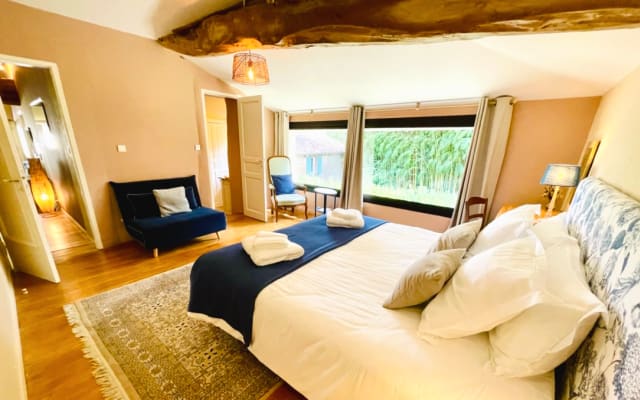 Quarto luminoso e tranquilo e pequeno-almoço incluído