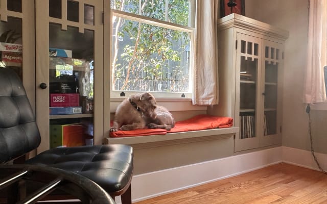 Gabriel's listing on misterb&b - Window Bench Seating in Living Room/Foyer.