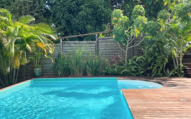 Appartement de 45 m2 en rez-de-jardin offrant confort et intimité.