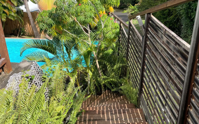 Appartement de 45 m2 en rez-de-jardin offrant confort et intimité.