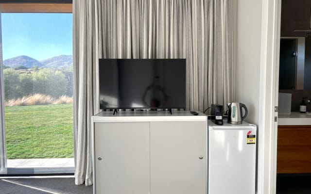 Martins Inserat auf misterb&b - 42' TV with Nespresso coffee pod machine, kettle, toaster, microwave and fridge.  Crockery, wine glasses, coffee and tea selection inside the cabinet