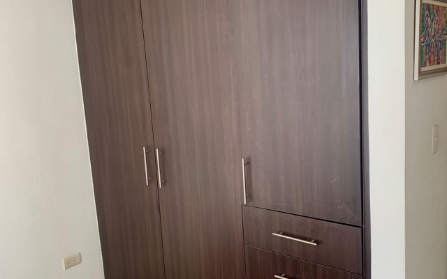 Recámara amueblada con baño completo cerca de Jurica y Juriquilla