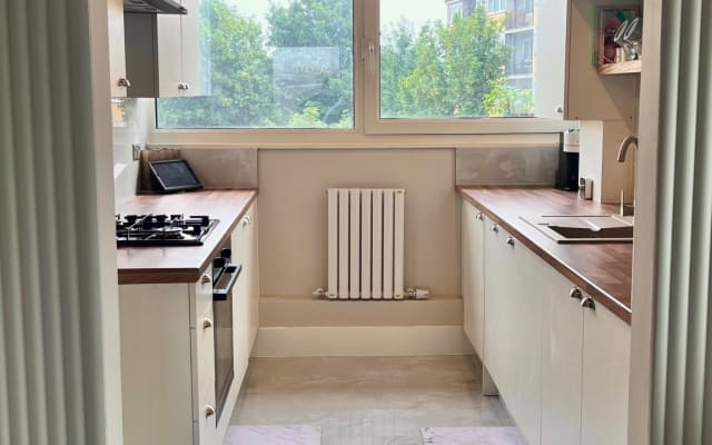 Double room in a newly decorated flat, close to metro/underground.