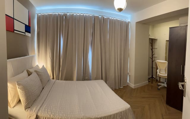 Double room in a newly decorated flat, close to metro/underground.