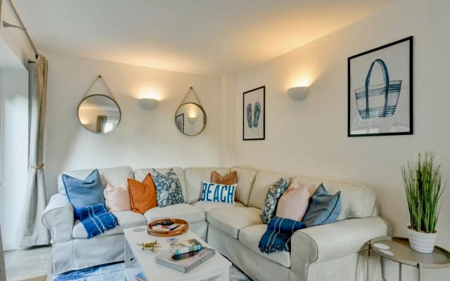 The Old Boat House – Stylish Coastal Cottage in Lyme Regis