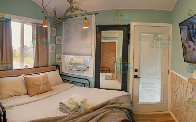 Mateo's listing on misterb&b - The "Coral" Room: features one king-size bed (convertible to two twin beds), air conditioning, a TV, and a partial ocean view.