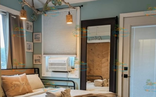 Mateo's listing on misterb&b - The "Coral" Room: features one king-size bed (convertible to two twin beds), air conditioning, a TV, and a partial ocean view.