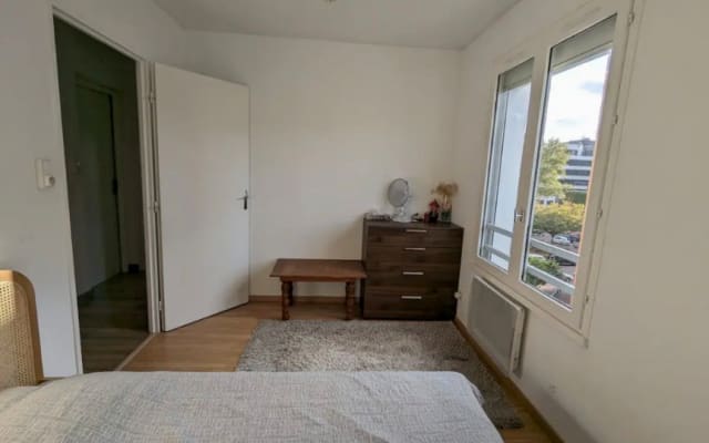 Habitación en piso cerca de parque y servicios.