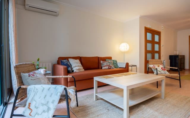 Room with double bed with shared bathroom in modern boho apartment - Picture 6