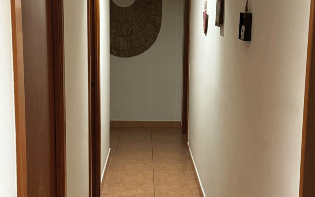 Room with double bed with shared bathroom in modern boho apartment - Picture 16