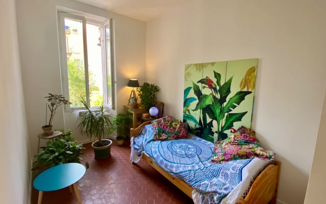 Innenstadtzimmer in großer Wohnung / grüne Hände willkommen