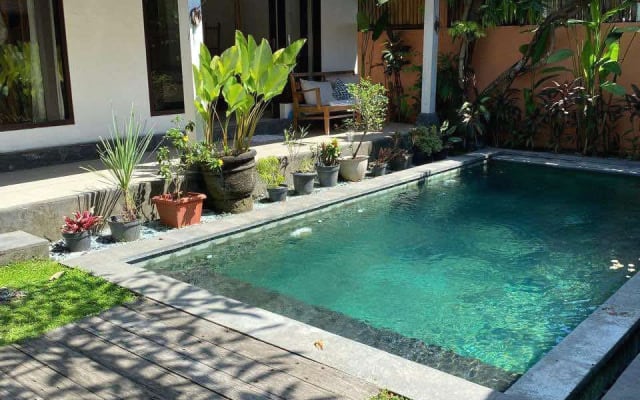 Grande quarto com casa de banho privativa junto à piscina em Pererenan,