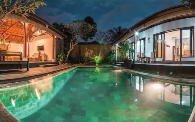 Grande quarto com casa de banho privativa junto à piscina em Pererenan,