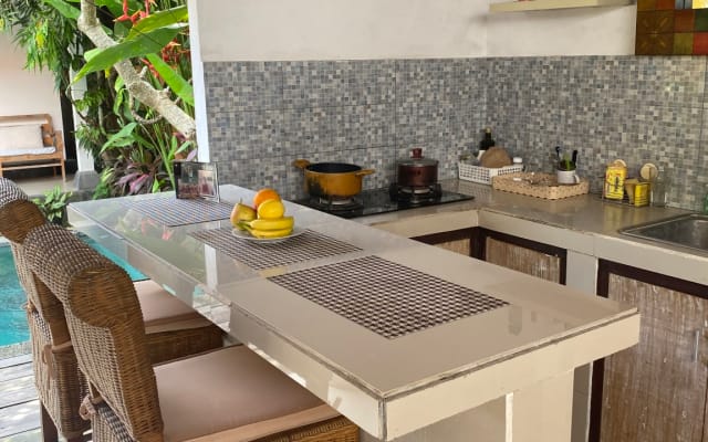 Grande quarto com casa de banho privativa junto à piscina em Pererenan,