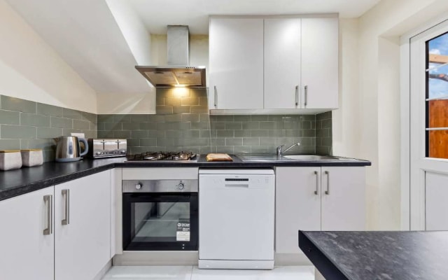 Twickenham 3BR Home with Garden + Free Parking