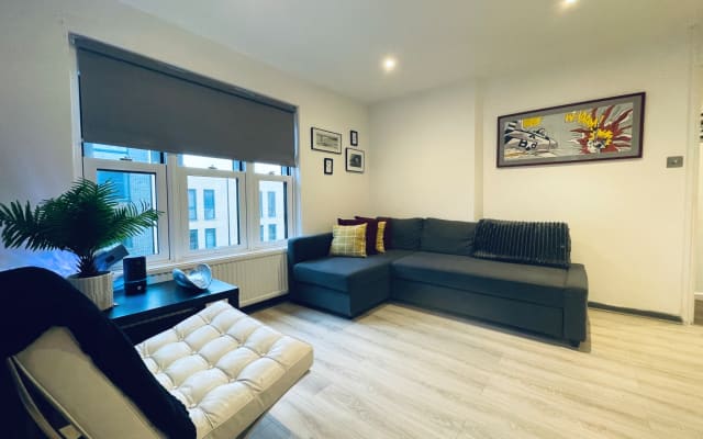 Lovely flat close to Oval Station
