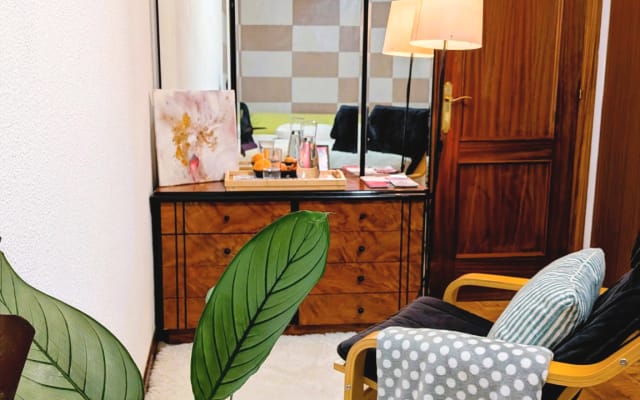 Habitación grande en apartamento con patio en El Rastro