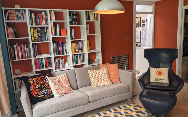 Stylish and colourful apartment in Inner London: well connected