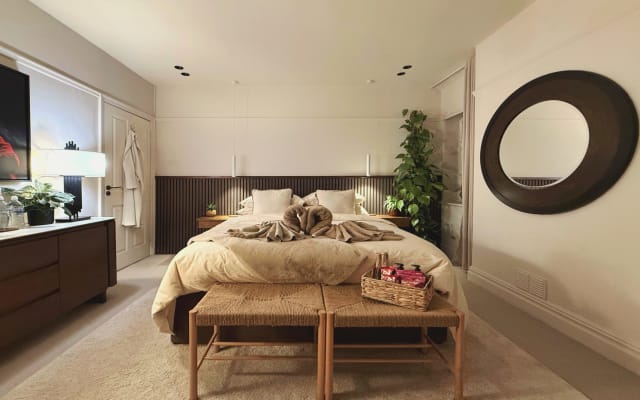 Private King Room | Near AZ & Train Links